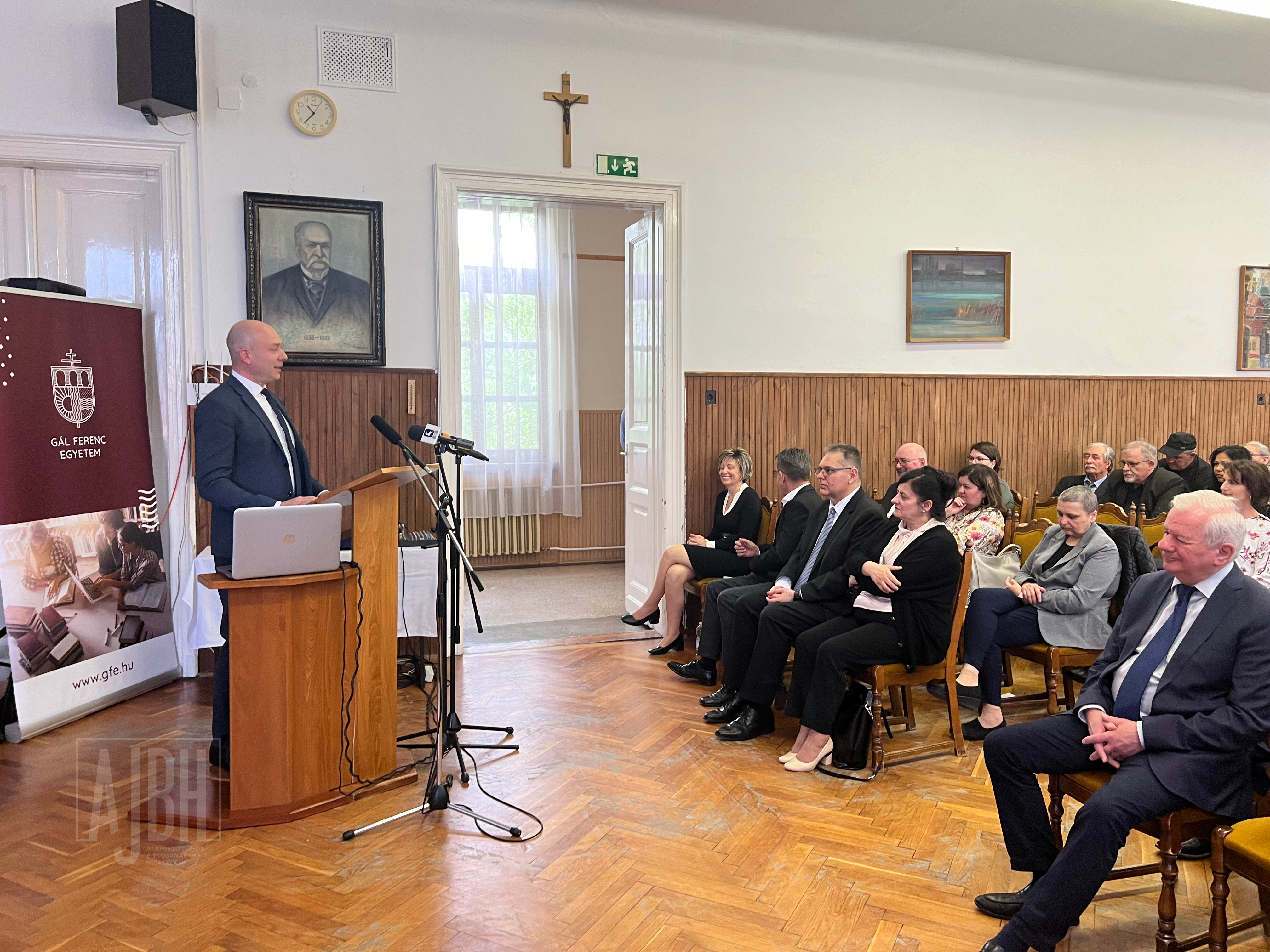 Nemzetiségi konferencián tartott előadást az alapvető jogok biztosa