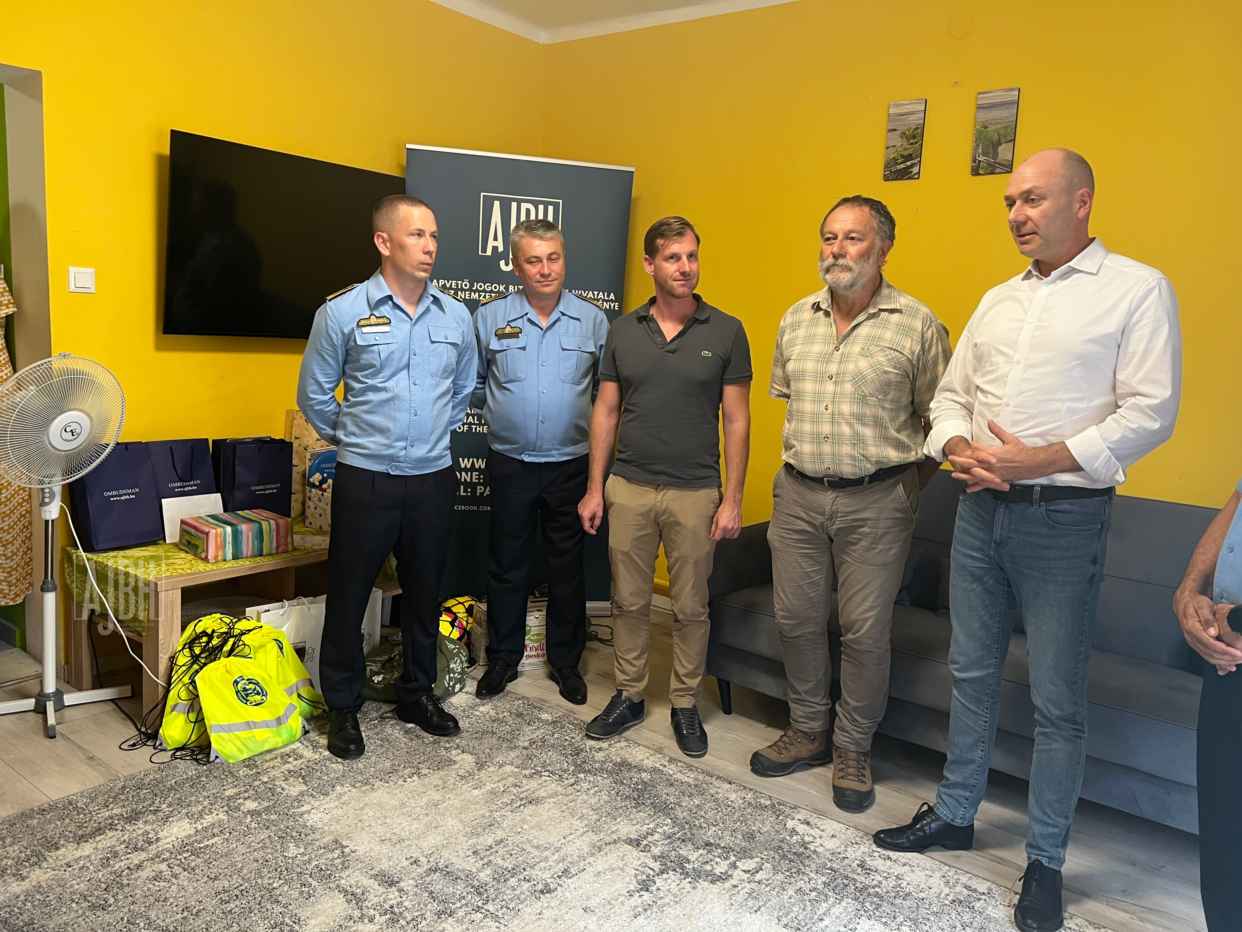 Iskolakezdési adományokat adott át rászoruló gyermekeknek dr. Kozma Ákos, az alapvető jogok biztosa a Szent Ágota Gyermekvédelmi Szolgáltató által fenntartott szentlőrinci Szent Bernadett Lakásotthonban