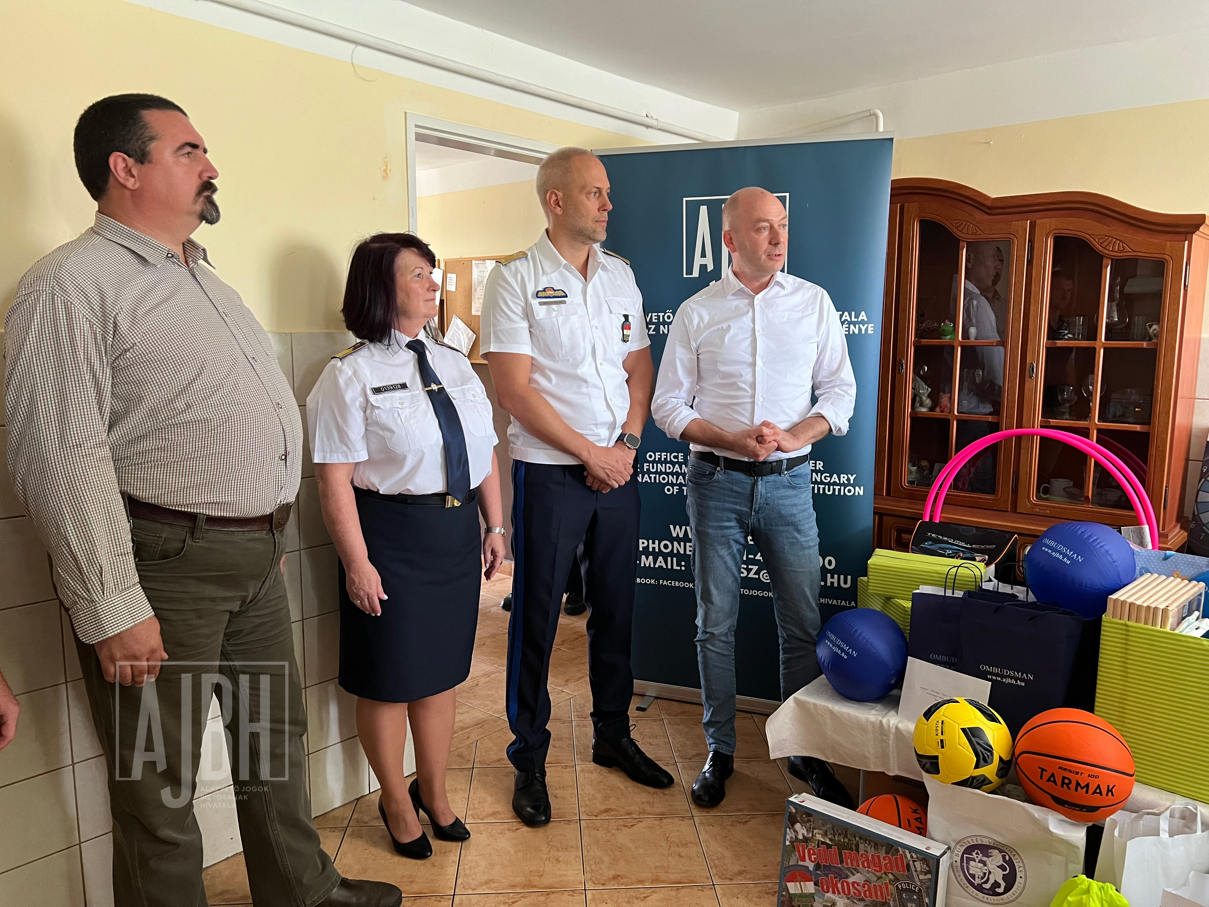 Iskolakezdési adományokat adott át rászoruló gyermekeknek dr. Kozma Ákos, az alapvető jogok biztosa a Veszprém-Gyulafirátót Befogadó Gyermekotthonban