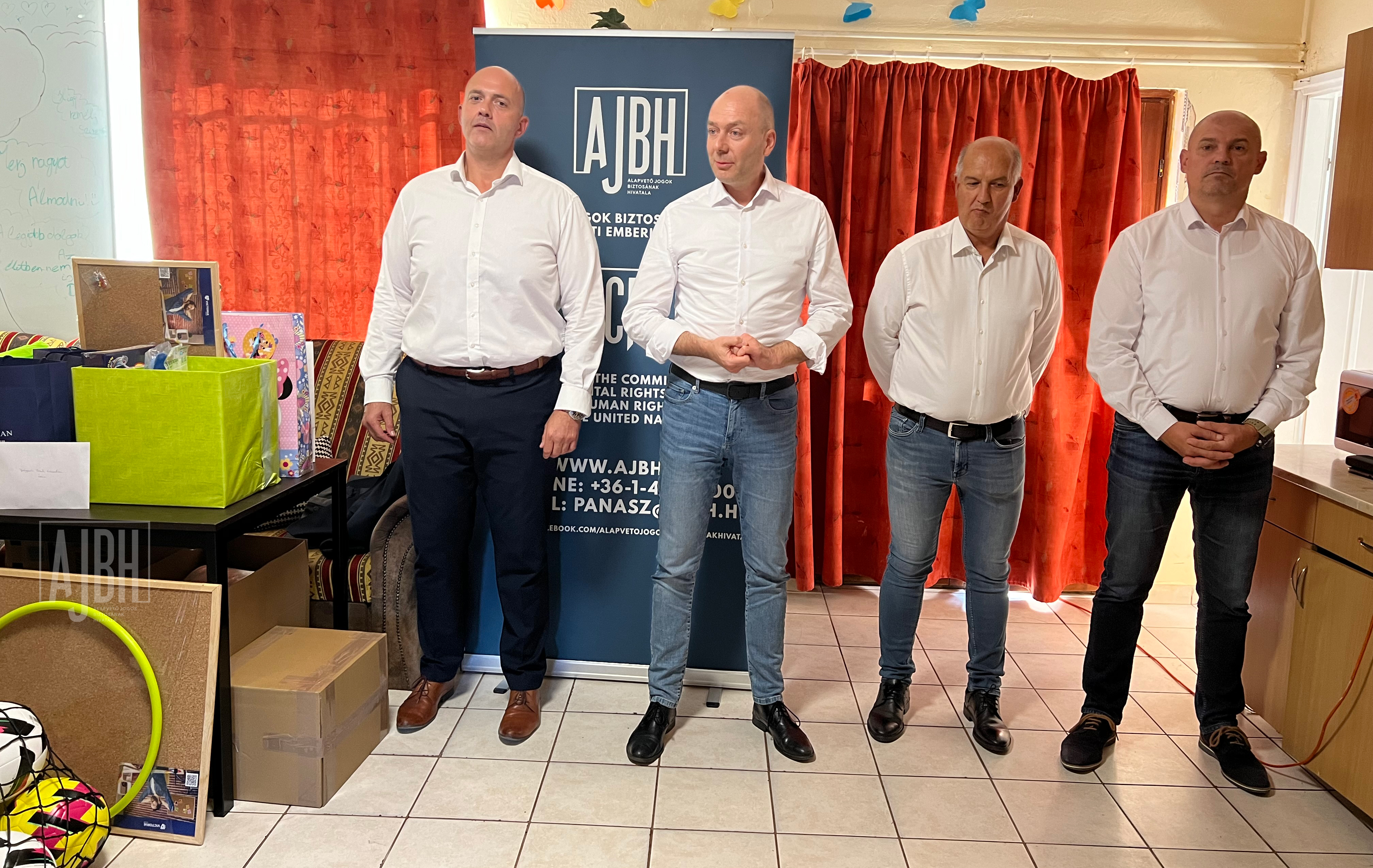 Iskolakezdési adományokat adott át rászoruló gyermekeknek dr. Kozma Ákos, az alapvető jogok biztosa a Nógrád Vármegyei Gyermekvédelmi Központ és Területi Gyermekvédelmi Szakszolgálat Ipolyparti Fészek Gyermekotthonában