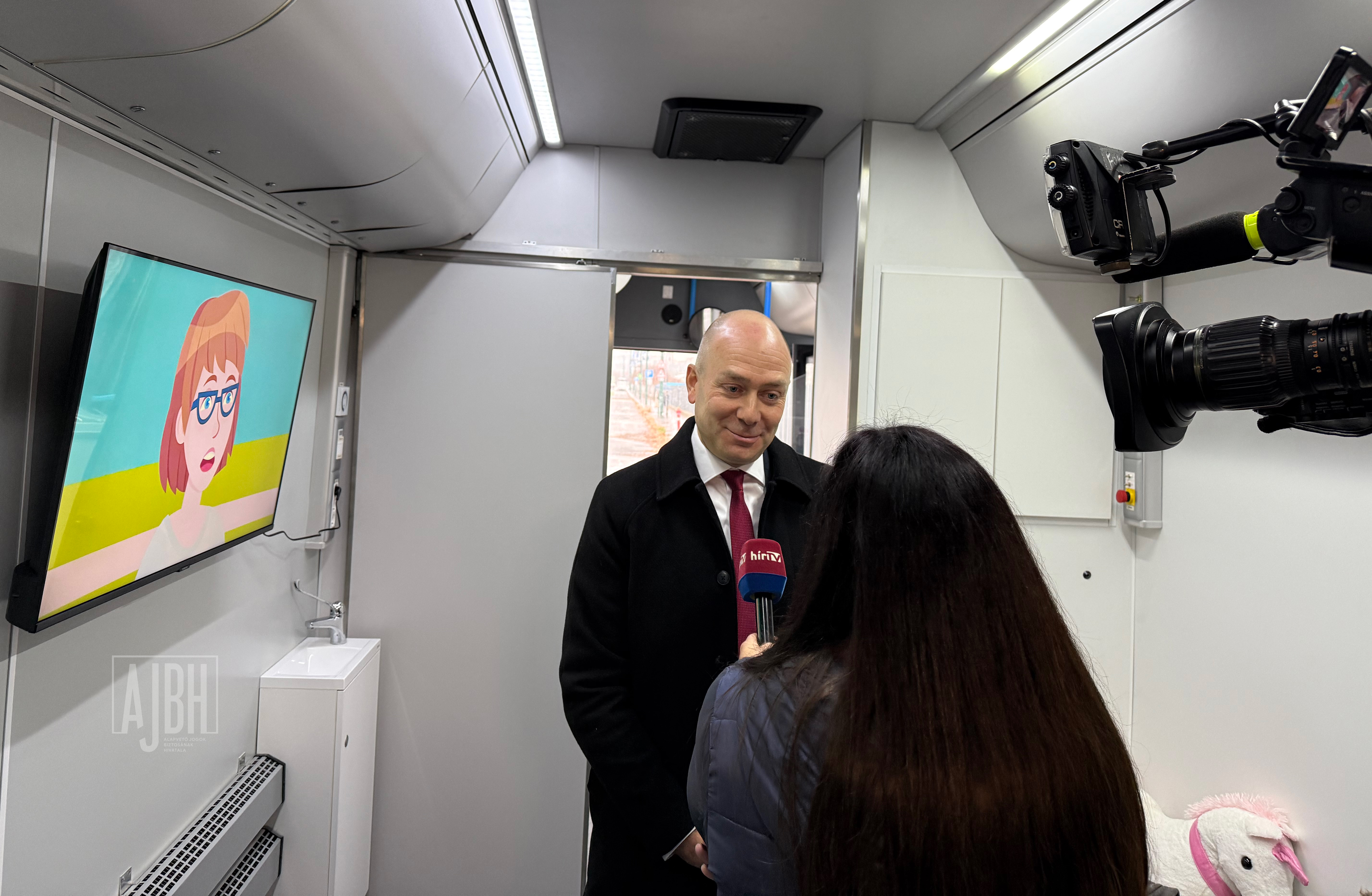 A HírTV-ben mutatta be az ombudsman a gyermekjogi mobil edukációs pontot